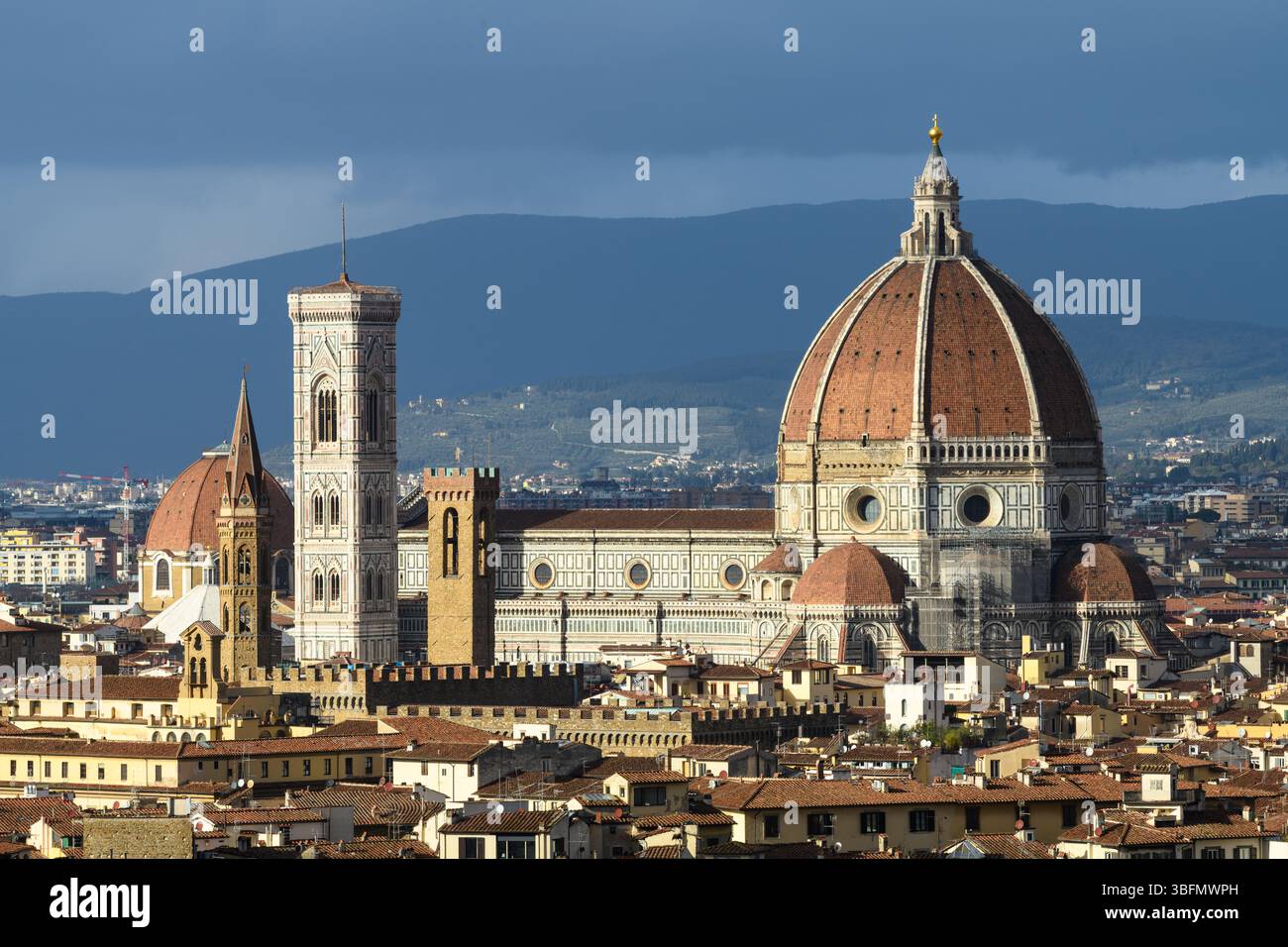 Vue sur la cathédrale Santa Maria del Fiore de Florence avec le dôme de Brunelleschi et le clocher de Giotto sous la lumière spectaculaire du soir. Florence, Toscane, Ita Banque D'Images