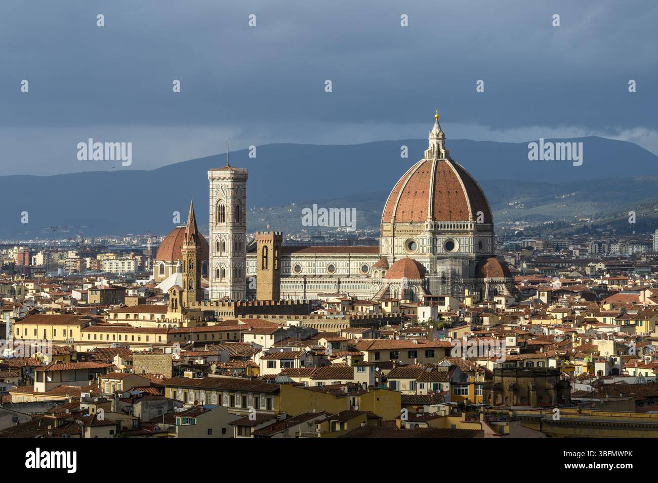 Vue sur la cathédrale Santa Maria del Fiore de Florence avec le dôme de Brunelleschi et le clocher de Giotto sous la lumière spectaculaire du soir. Florence, Toscane, Ita Banque D'Images