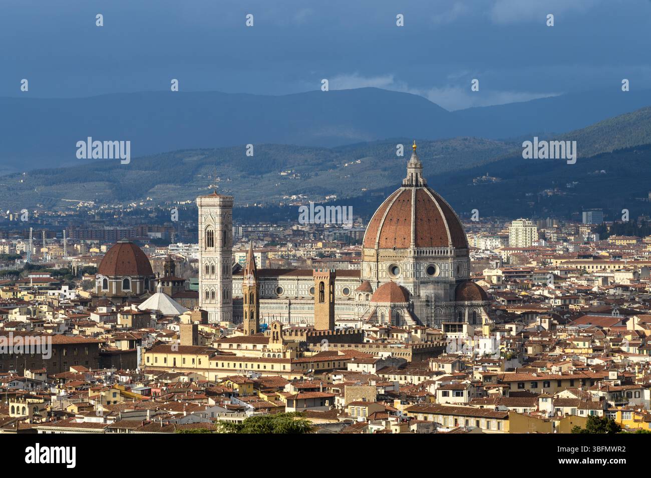 Vue d'ensemble emblématique de Florence, en Italie, avec la cathédrale Santa Maria del Fiore, le dôme de Brunelleschi et le Campanile de Giotto sous un ciel bleu clair. Banque D'Images