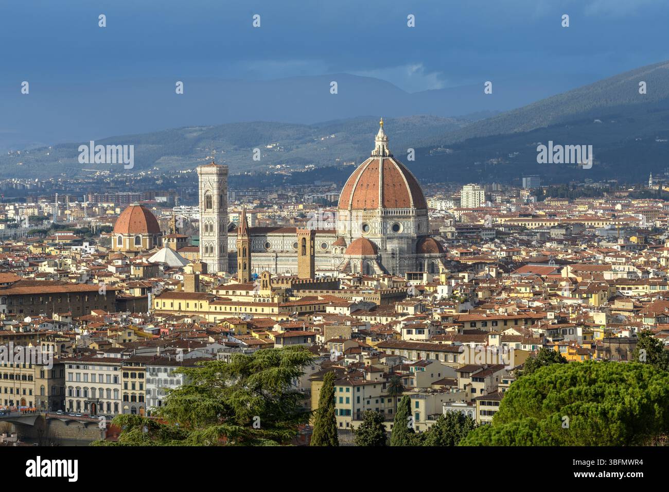 Une vue sur le grand dôme rouge de la cathédrale de Florence (Santa Maria del Fiore) et les toits de la ville sous un ciel bleu à Florence, en Italie. Banque D'Images