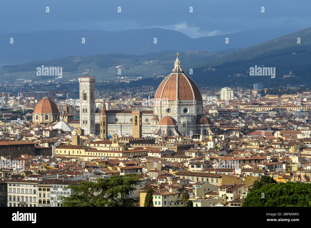 Une vue sur le grand dôme rouge de la cathédrale de Florence (Santa Maria del Fiore) et les toits de la ville sous un ciel bleu à Florence, en Italie. Banque D'Images