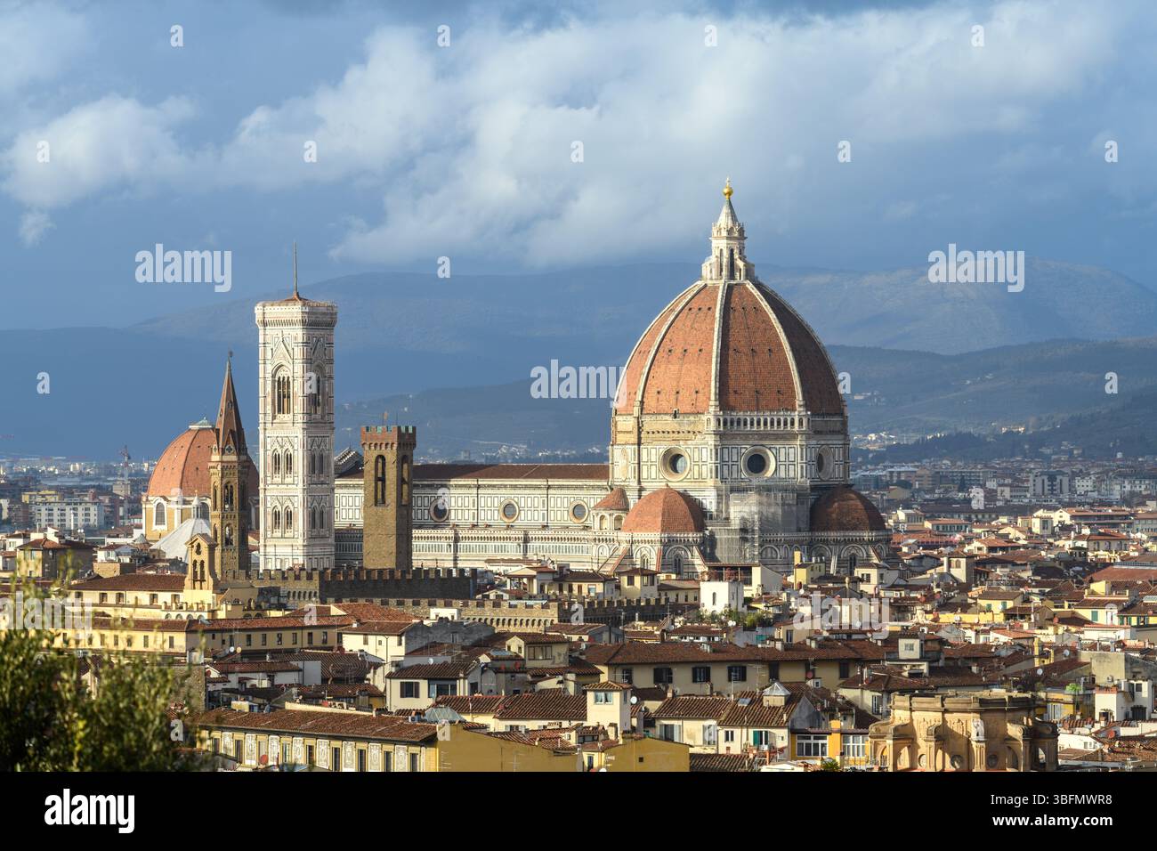 Vue sur le dôme de Brunelleschi et le campanile de Giotto de la cathédrale de Florence au-dessus des toits historiques, Florence, Toscane, Italie. Banque D'Images