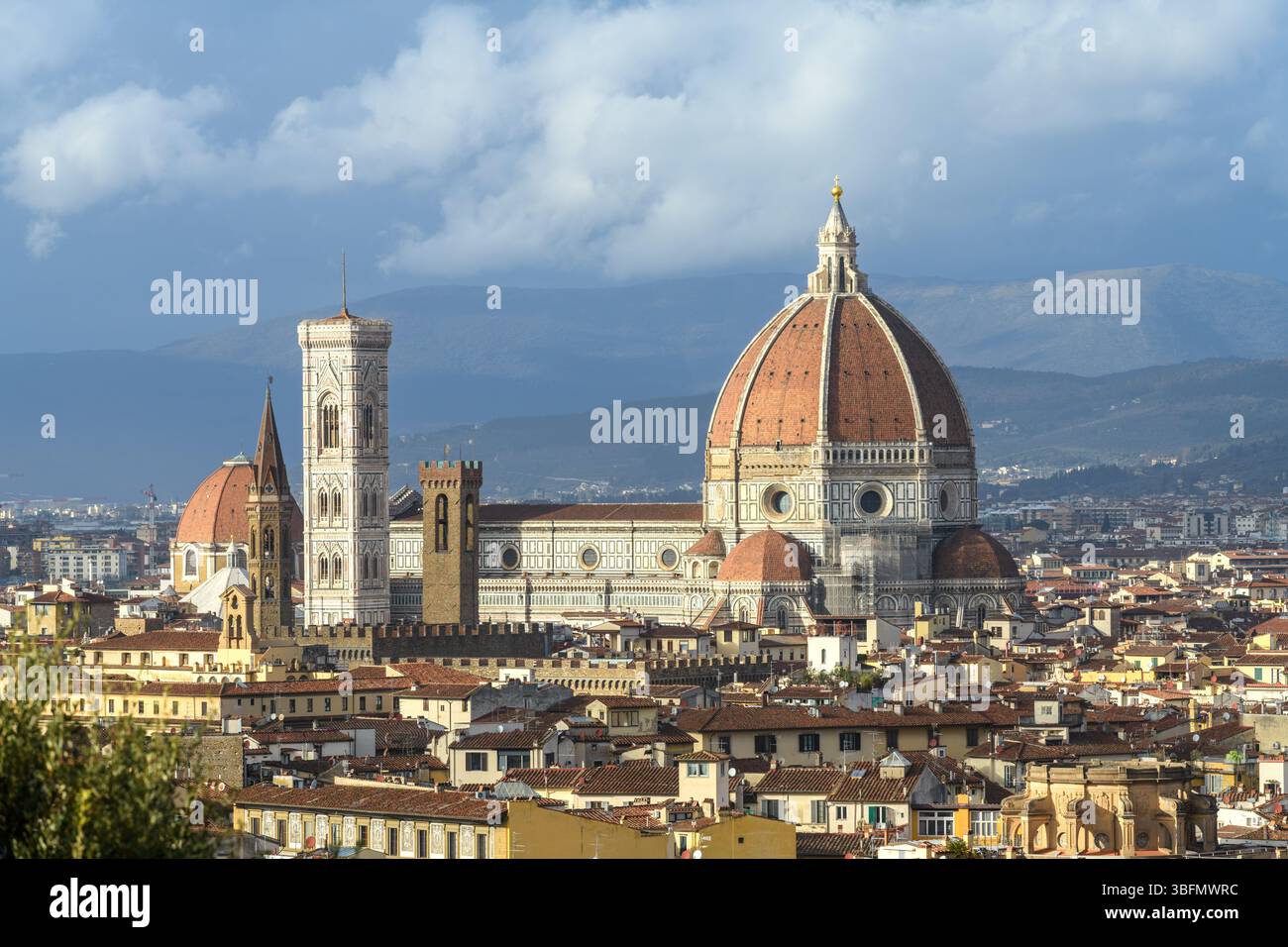 Vue sur le dôme de Brunelleschi et le campanile de Giotto de la cathédrale de Florence au-dessus des toits dans la lumière de l'après-midi, Florence, Italie Banque D'Images