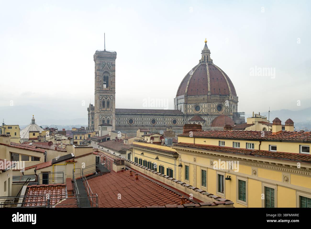 Vue du dôme de la cathédrale de Florence et du Campanile de Giotto depuis la terrasse sur le toit par temps nuageux, Florence, Toscane, Italie Banque D'Images