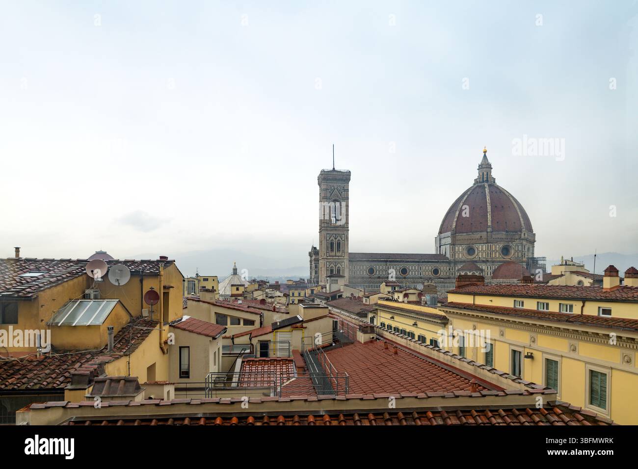 Vue du dôme de la cathédrale de Florence et du Campanile de Giotto depuis la terrasse sur le toit par temps nuageux, Florence, Toscane, Italie Banque D'Images