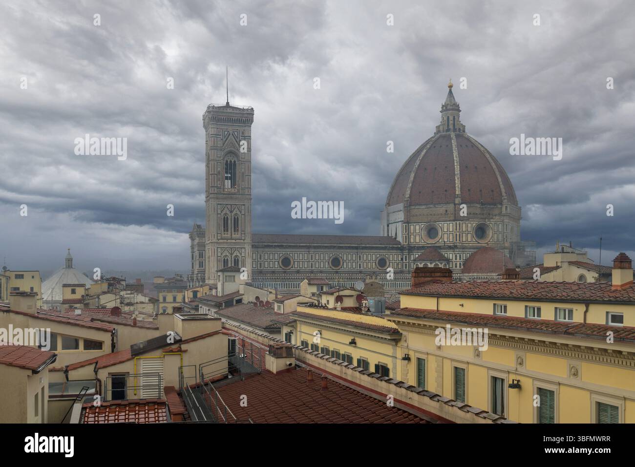 Vue du dôme de la cathédrale de Florence et du Campanile de Giotto depuis la terrasse sur le toit par temps nuageux, Florence, Toscane, Italie Banque D'Images