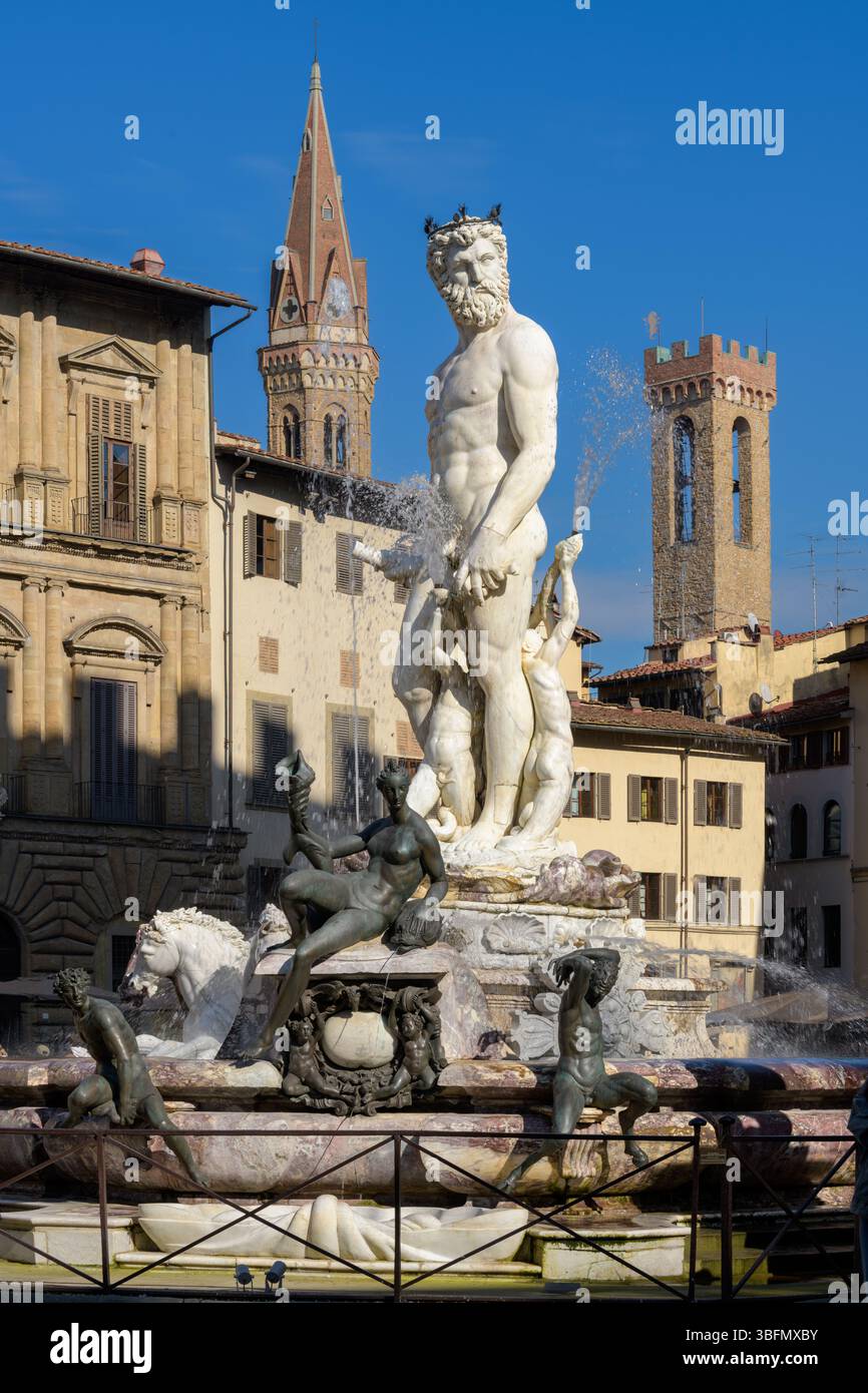 Fontaine de Neptune par Bartolomeo Ammannati, située sur la Piazza della Signoria, Florence, Toscane, Italie. Sculpture Renaissance en marbre et bronze. Banque D'Images