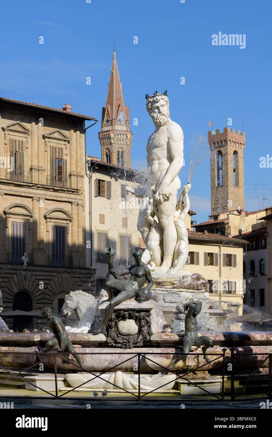 Fontaine de Neptune par Bartolomeo Ammannati, située sur la Piazza della Signoria, Florence, Italie. Sculpture Renaissance en marbre et bronze. Banque D'Images