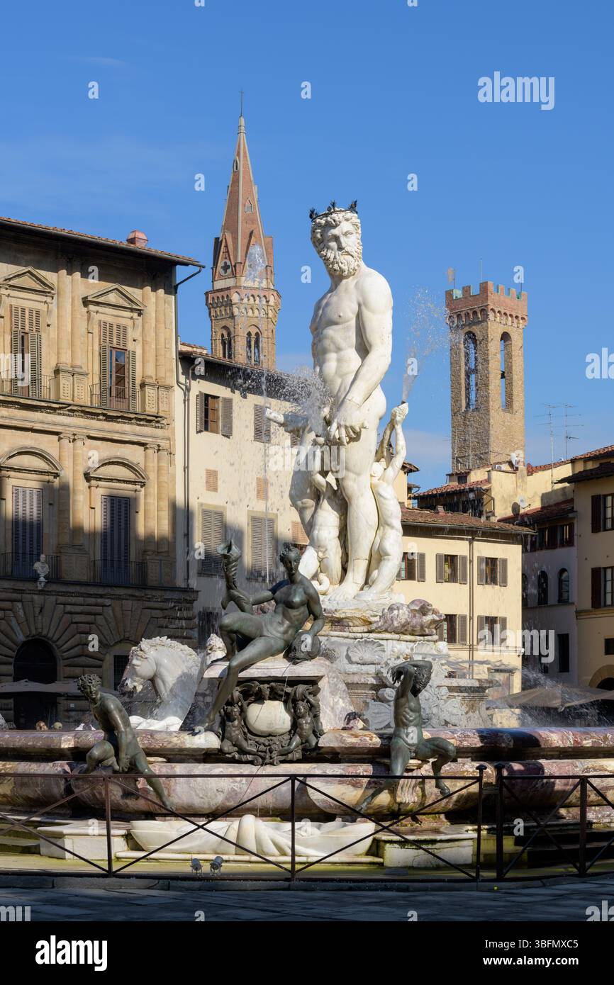 Fontaine de Neptune par Bartolomeo Ammannati, située sur la Piazza della Signoria, Florence, Italie. Sculpture Renaissance en marbre et bronze. Banque D'Images