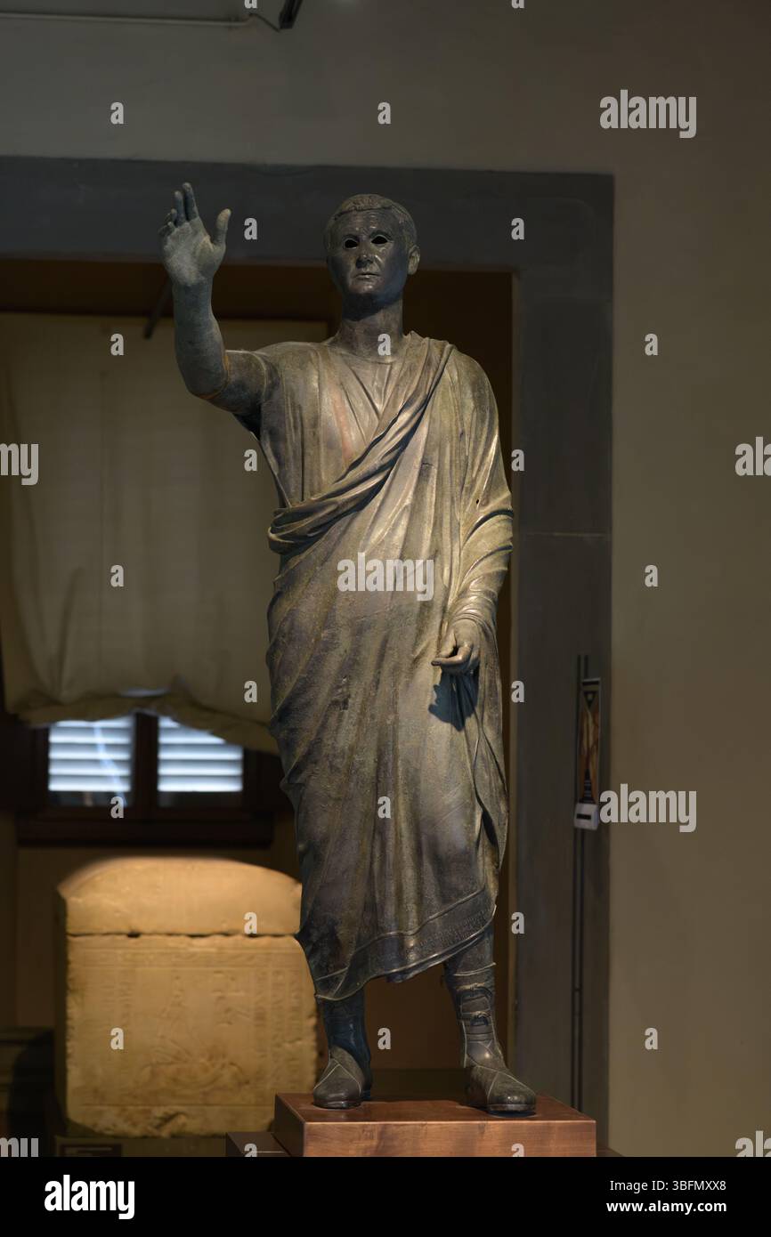 Statue en bronze d'Aule Metele, connue sous le nom de 'Arringatore', Ier siècle av. J.-C., période étrusque-romaine, découverte à Pérouse, Museo Archeologico Nazionale, Flo Banque D'Images