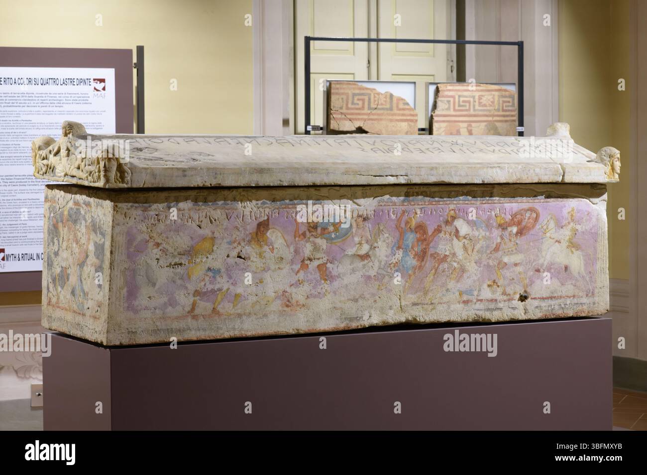 Sarcophage étrusque des Amazones, coffre funéraire peint en terre cuite avec scène de bataille, de Cerveteri, Italie, fin du IVe siècle av. J.-C.. Banque D'Images