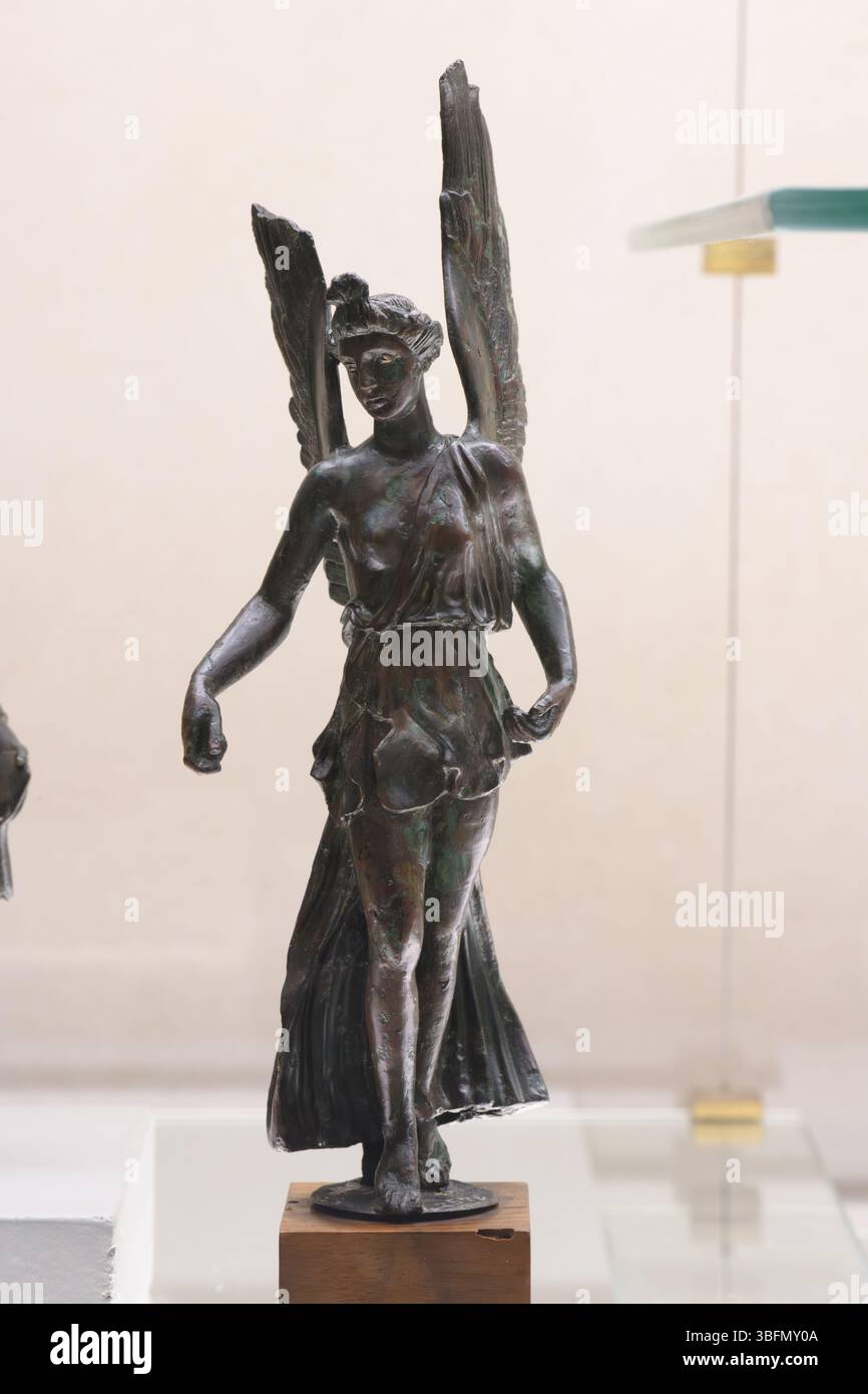 Statuette en bronze de la victoire ailée (Nike), déesse gréco-romaine du triomphe, datée du IIe siècle av. J.-C. au Ier siècle de notre ère. Banque D'Images