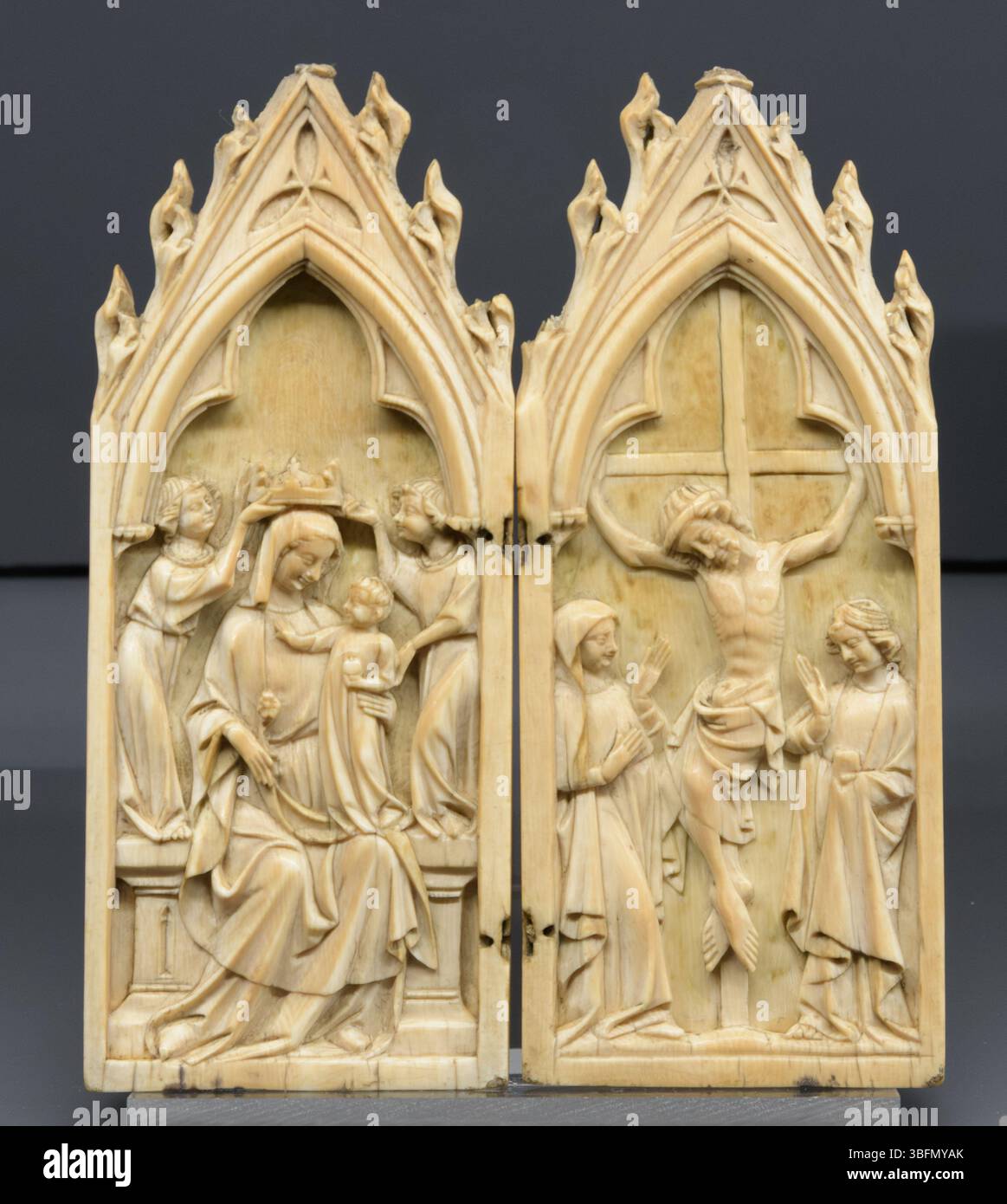 Diptyque gothique en ivoire avec la Vierge en gloire et la Crucifixion, Paris, France, vers 1300. Objet de dévotion finement sculpté dans deux panneaux articulés. Banque D'Images