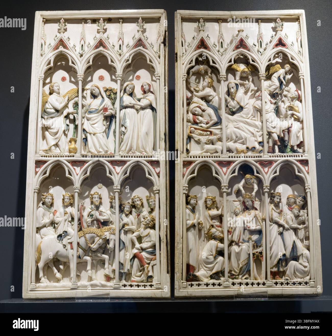 Diptyque gothique en ivoire avec des scènes de l'enfance du Christ, France, vers 1320-1340. Panneau à deux feuilles avec reliefs narratifs sculptés. Florence, Italie. Banque D'Images