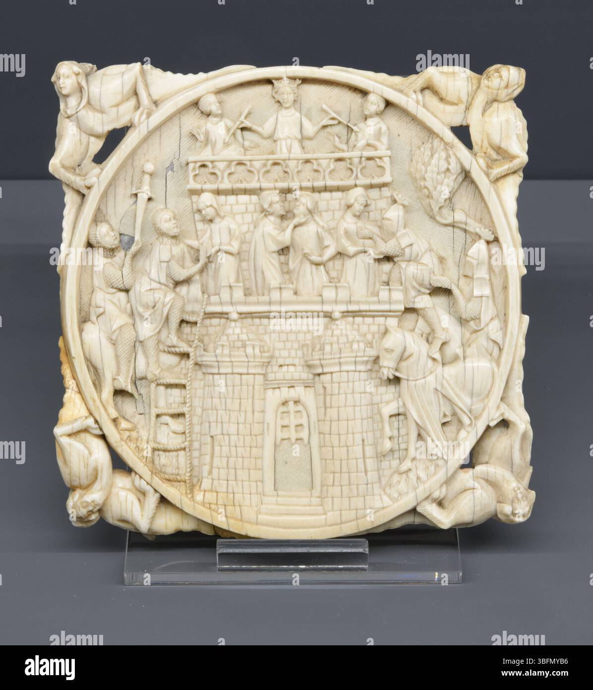 Étui miroir ivoire avec l'attaque du château de l'amour, Paris, France, vers 1325-1350. Sculpture gothique avec chevaliers, dames, remparts, et cour Banque D'Images