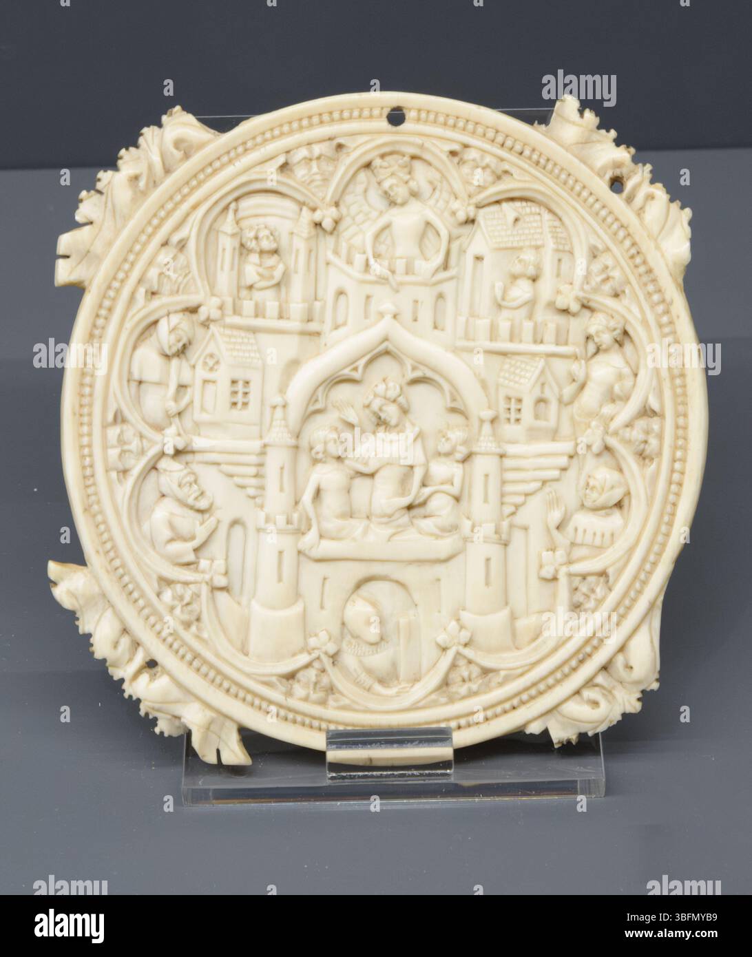 Étui miroir ivoire avec le Château de l'amour, nord de la France ou région de la Meuse, vers 1375-1400. Relief circulaire gothique avec amoureux, architecture et rom Banque D'Images