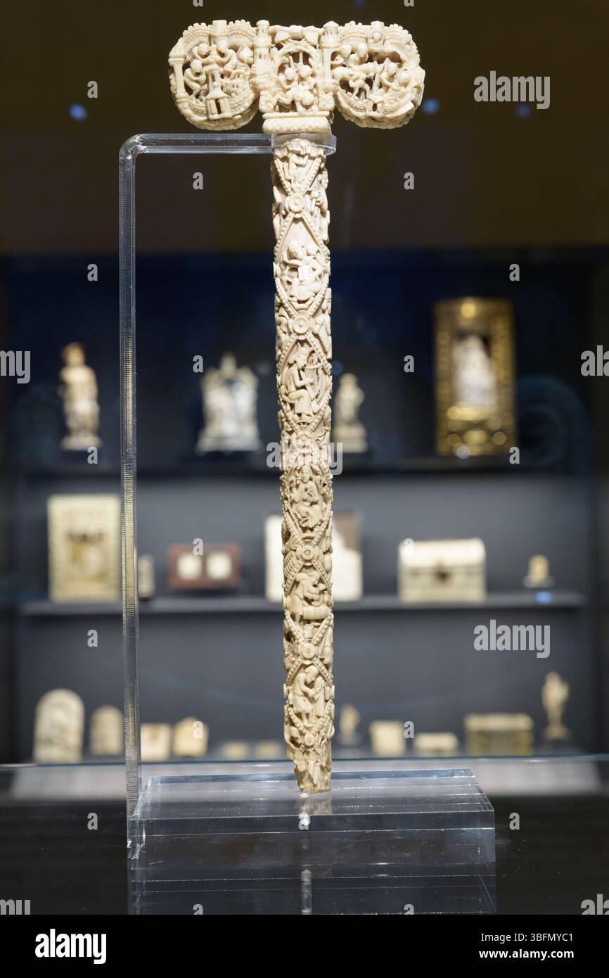 Crosier en tau-croix d'ivoire sculpté avec des reliefs narratifs dont la parabole de l'homme riche et Lazare, le bon Samaritain et l'Agnus Dei. Milieu Banque D'Images