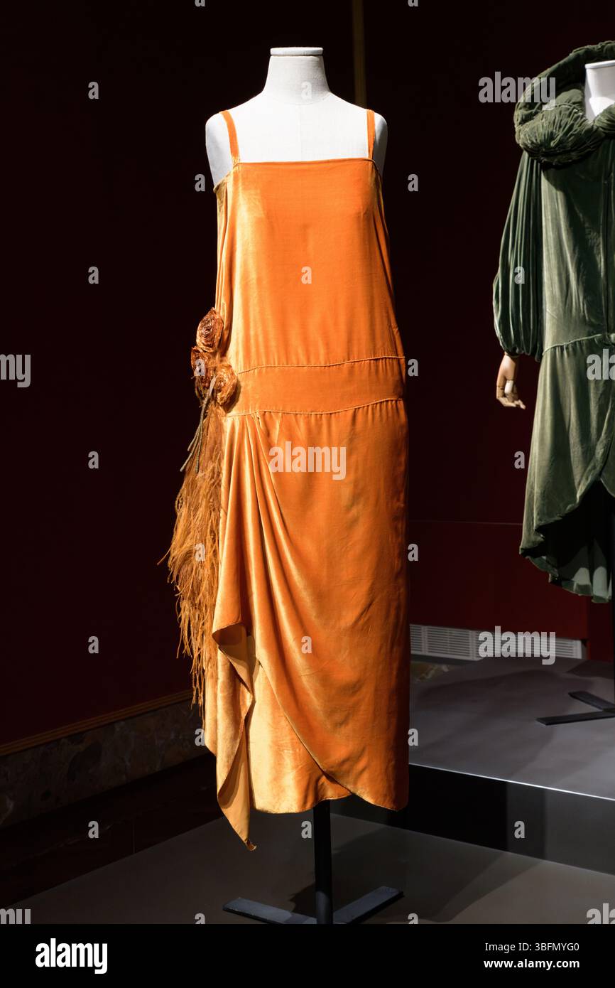 Robe de soirée en satin orange avec ornements floraux et plumes, taille basse et drapage asymétrique, vers 1923-1924, Musée du costume et de la mode, F. Banque D'Images