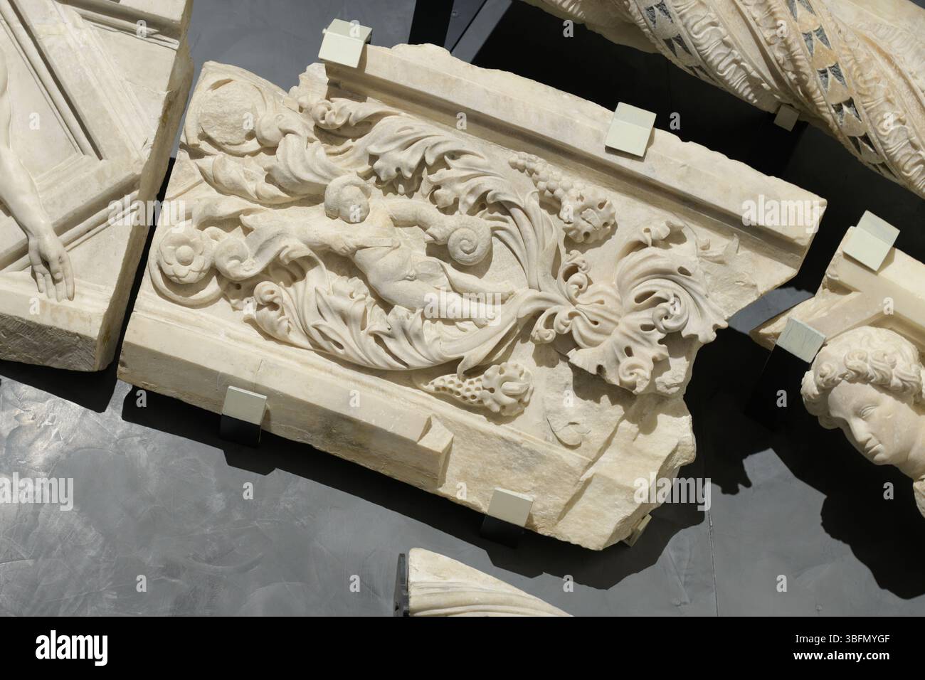 Relief en marbre avec un putto entre rouleaux et feuillage, attribué à Niccolo di Piero Lamberti, vers 1404-1409. De Porta della Mandorla, Florence Cath Banque D'Images