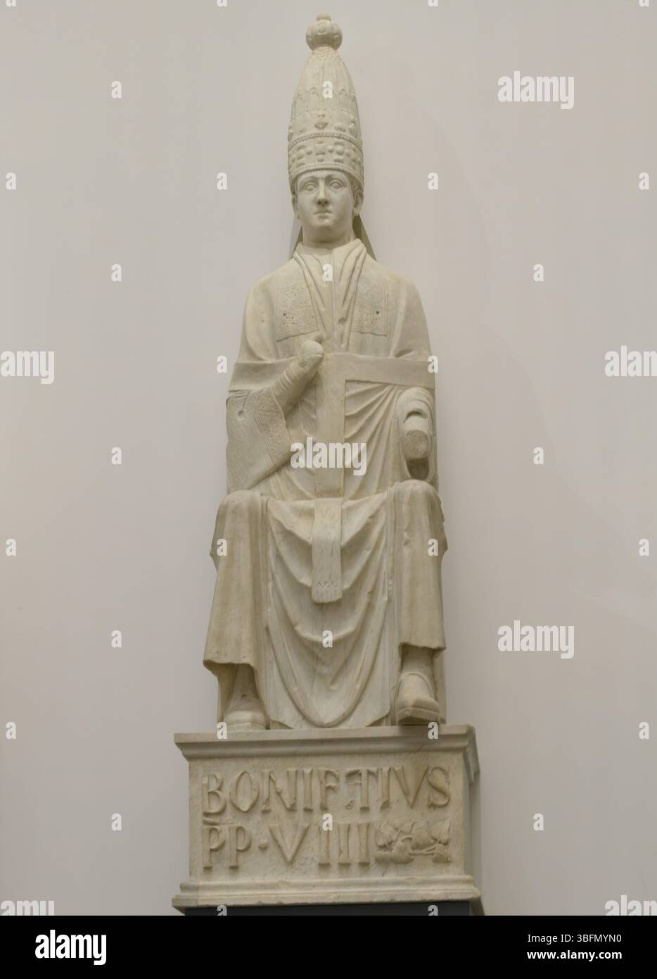 Statue en marbre du pape Boniface VIII par Arnolfo di Cambio, 1295-1300, à l'origine dans la cathédrale de Florence, maintenant dans le Museo dell'Opera del Duomo, Florence, IT Banque D'Images