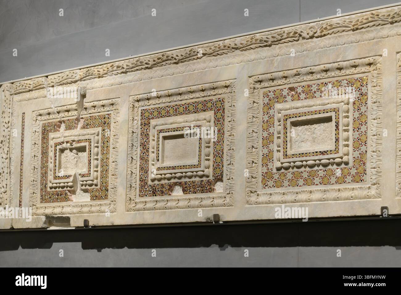 Architrave en marbre et mosaïque de Porta Maggiore, attribuée à Arnolfo di Cambio, vers 1290-1310, originaire de la façade arnolfienne de Florence Cathe Banque D'Images