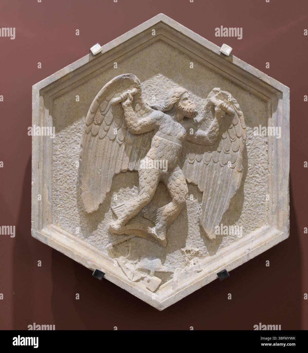 Relief hexagonal de Dédale travaillant avec des outils, symbolisant les arts mécaniques, par Andrea Pisano, Campanile di Giotto, Florence, Italie, scu du XIVe siècle Banque D'Images