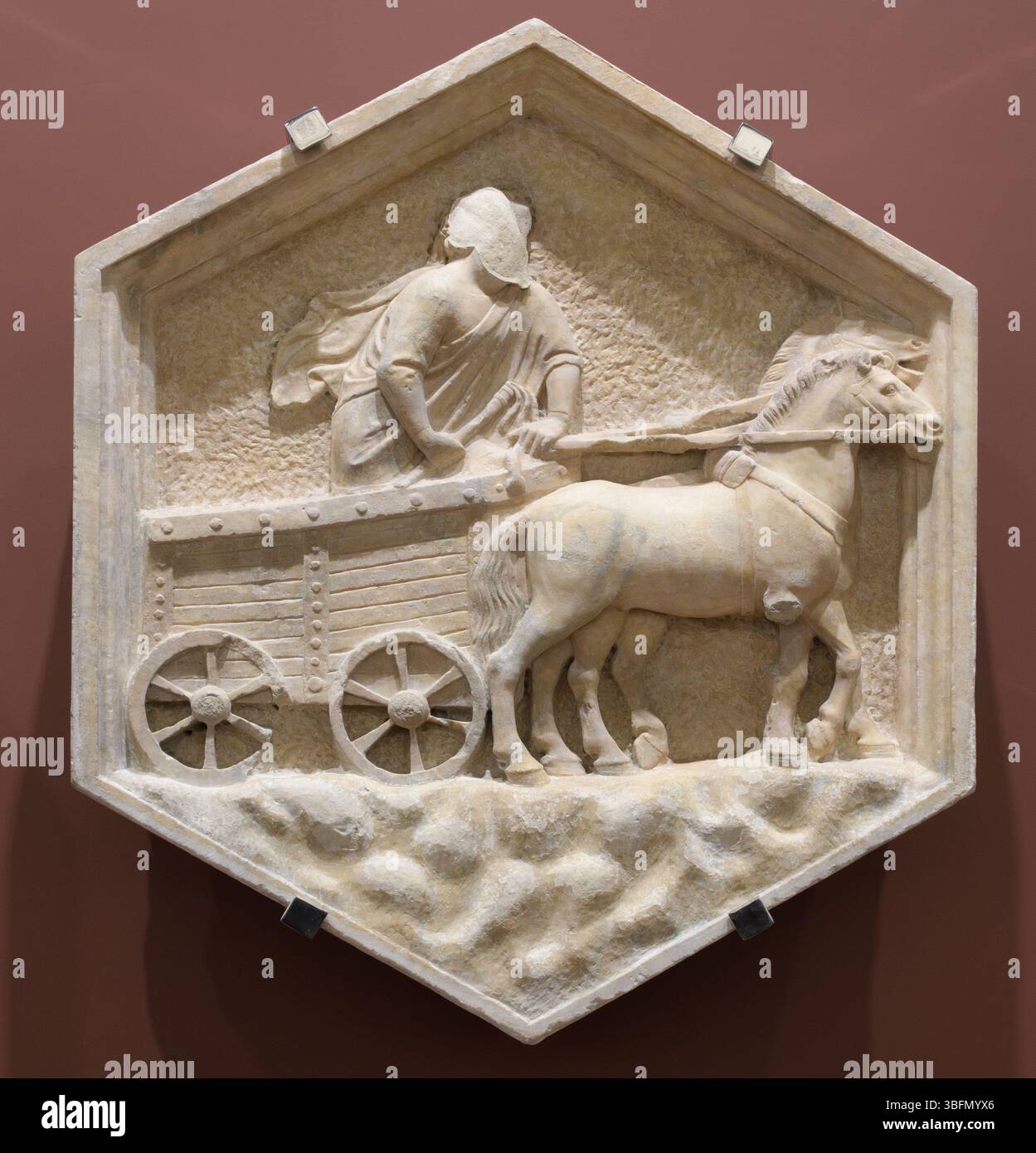 Relief hexagonal de Theatrica, allégorie des festivals et des arts de la performance publique, par Andrea et Nino Pisano, Campanile di Giotto, Florence, Italie. Banque D'Images