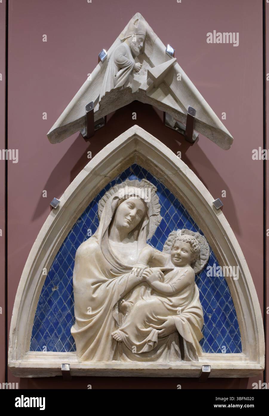 Relief hexagonal de la Vierge et de l'enfant avec une scène d'ordination sacerdotale par Andrea Pisano, Campanile di Giotto, Florence, Italie. Banque D'Images