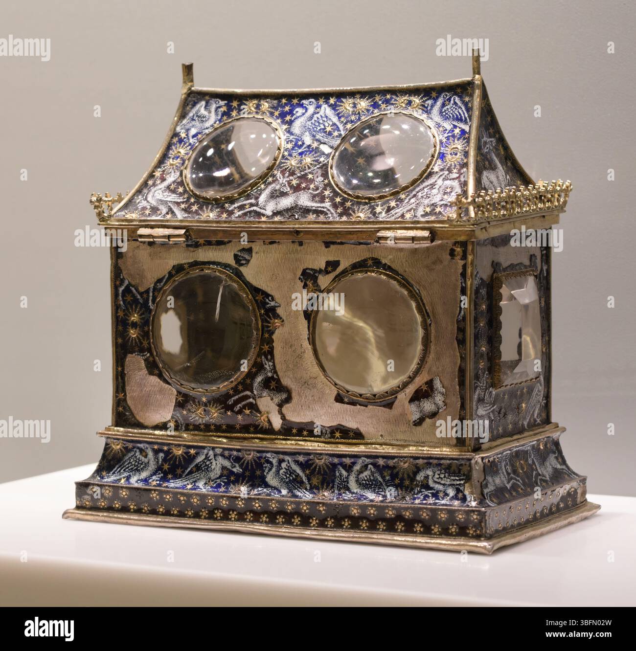 Cercueil reliquaire vénitien avec décoration en émail représentant des oiseaux et des animaux, vers 1400-1450, attribué à des ateliers vénitiens, maintenant dans Museo dell'Ope Banque D'Images