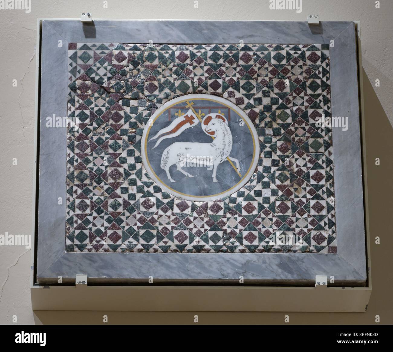 Emblème en mosaïque de l'Arte della Lana avec l'Agnus Dei avec croix et bannière, dans un cadre à motifs géométriques, conservé dans le Museo del Banque D'Images