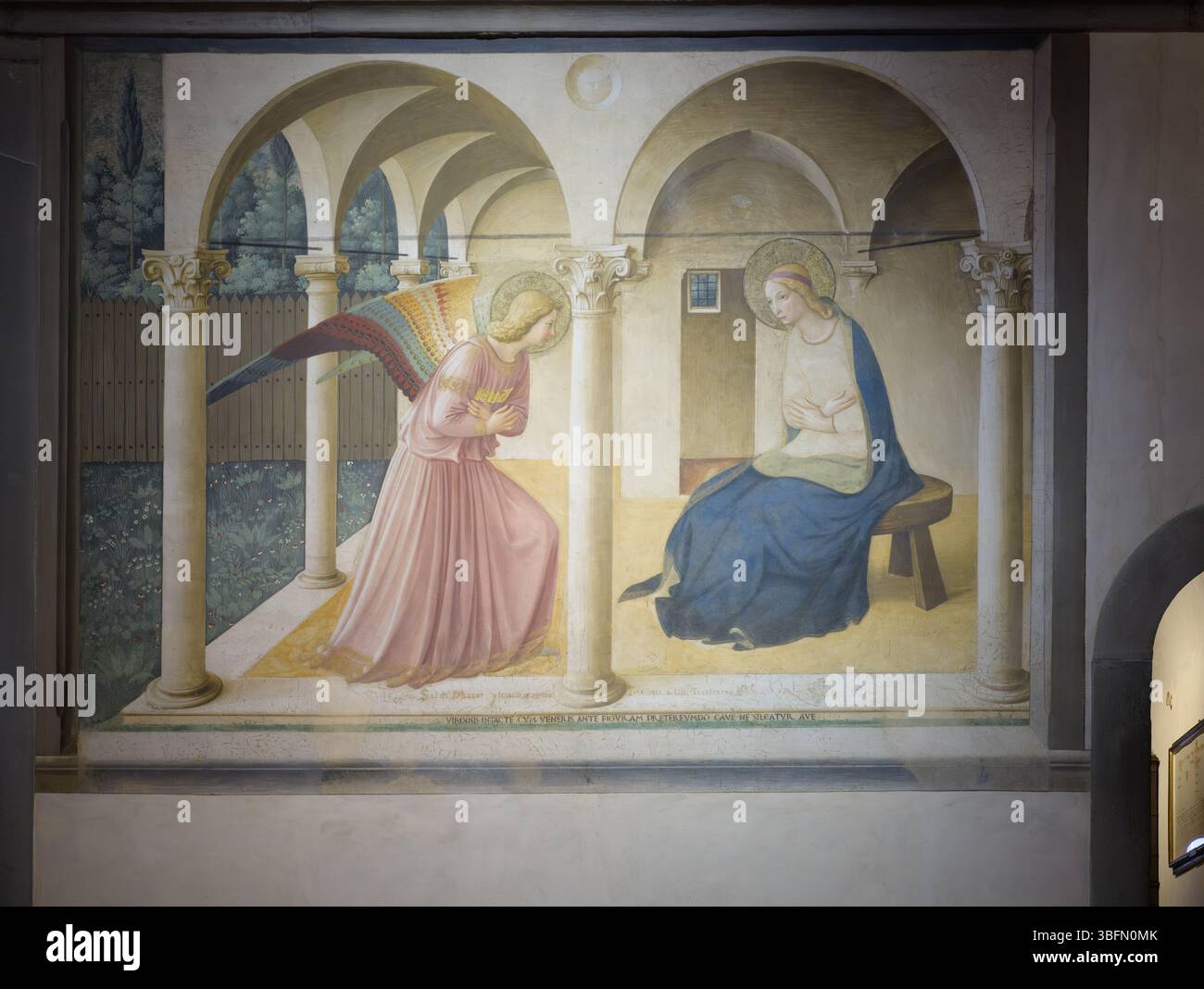 FRA Angelico, fresque de l'Annonciation dans le monastère San Marco, Florence, peinte en 1442-1443, montrant l'ange Gabriel et la Vierge Marie sous une arcade. Banque D'Images