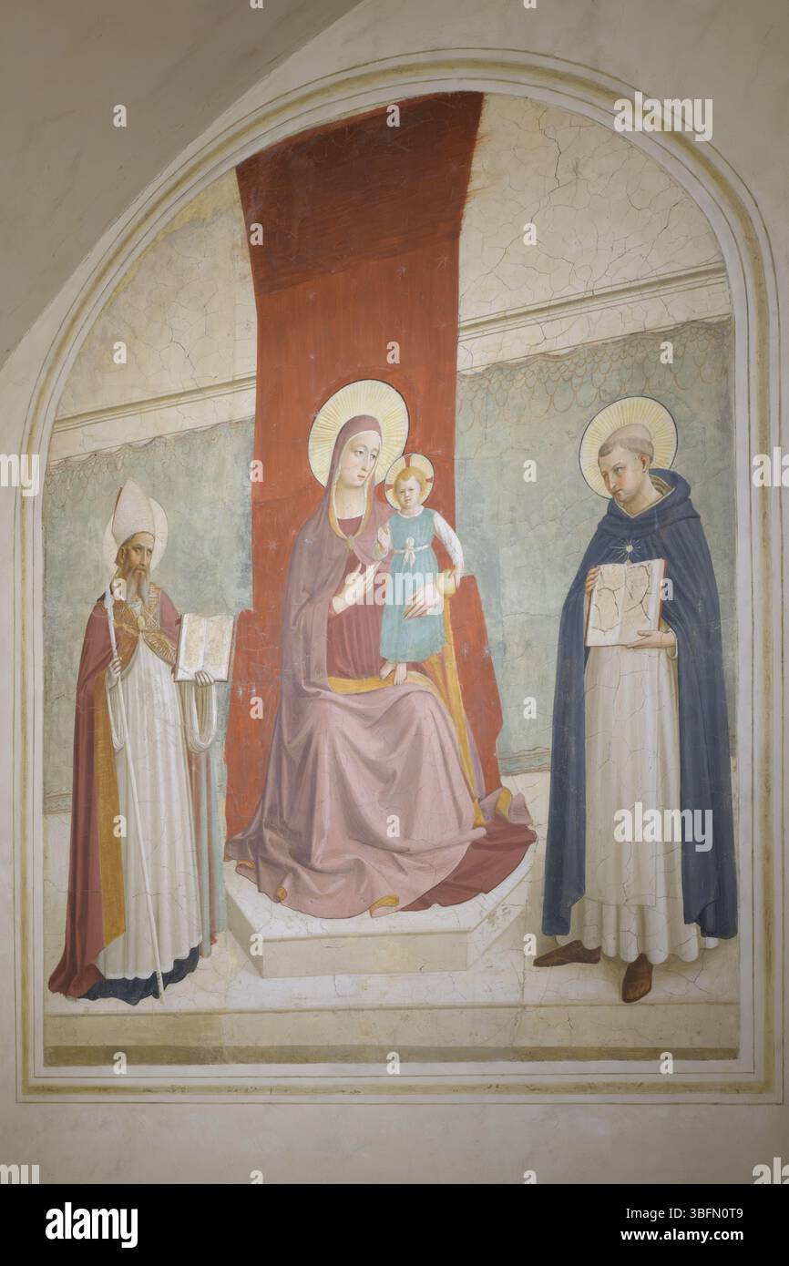 Fresque de FRA Angelico de la Vierge et de l'enfant intronisée avec les saints Dominique et Zénobios, monastère de San Marco, Florence, Italie, début de la Renaissance. Banque D'Images