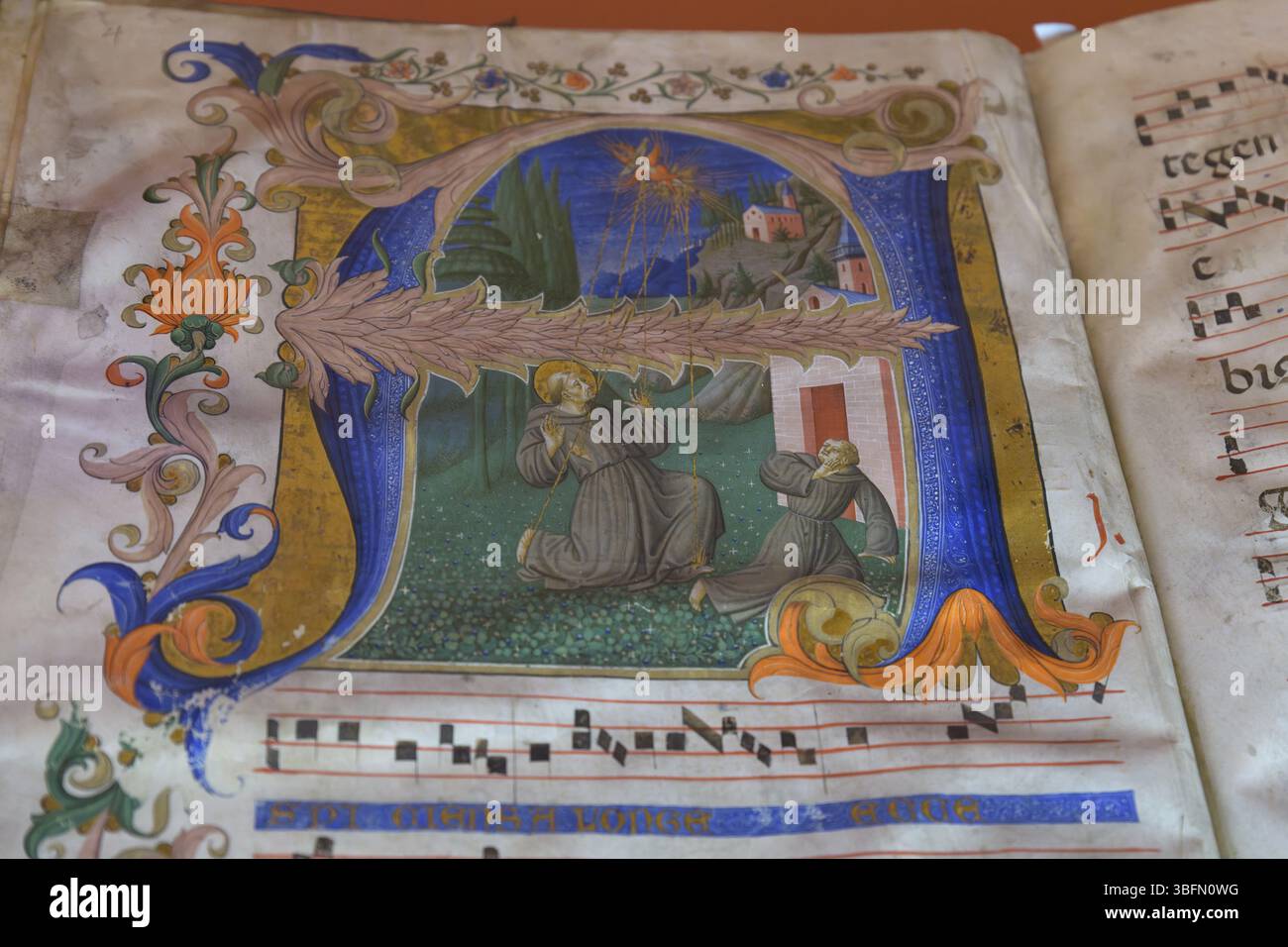 Feuille manuscrite enluminée avec initiale historiée montrant Saint François recevant les stigmates, Bibliothèque San Marco, Florence, Italie. Banque D'Images