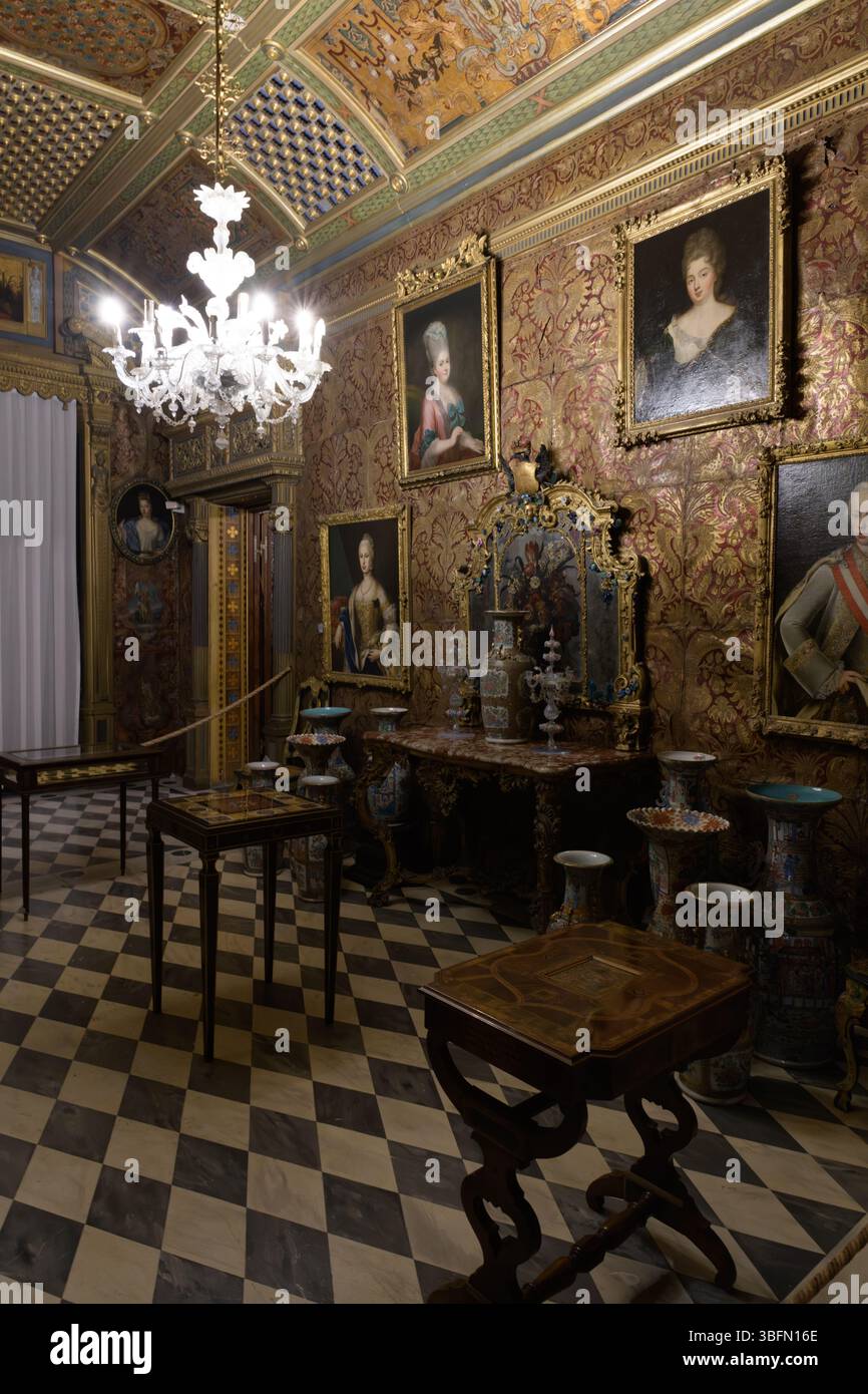 Salle de portraits de style rococo avec lustre, portraits, vases en porcelaine et meubles dorés, Musée Stibbert, Florence, Italie. Banque D'Images