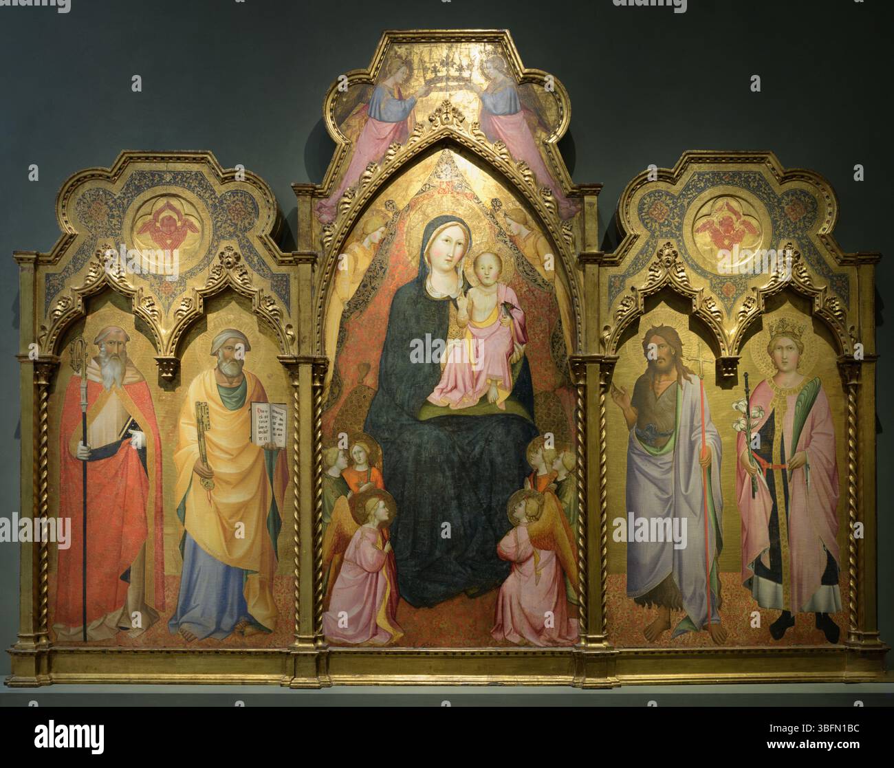 Retable avec Vierge et enfant, dix anges, Saints Benoît, Pierre, Jean Baptiste et Miniatus, par Agnolo Gaddi, Florence, Italie. Banque D'Images