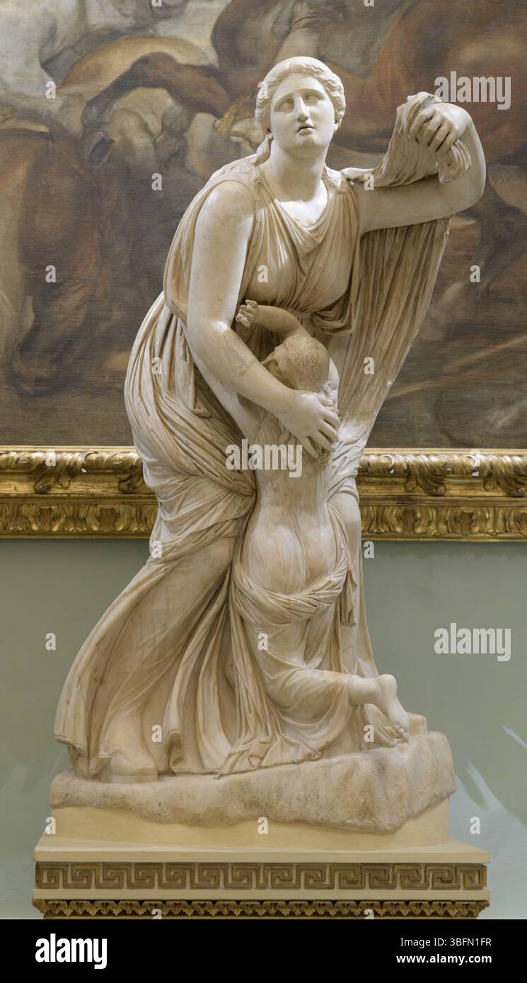Sculpture en marbre de Niobe protégeant son plus jeune enfant des flèches d'Artémis. Fait partie du groupe Niobid, maintenant dans la Galerie des Offices, Florence, Italie. Banque D'Images