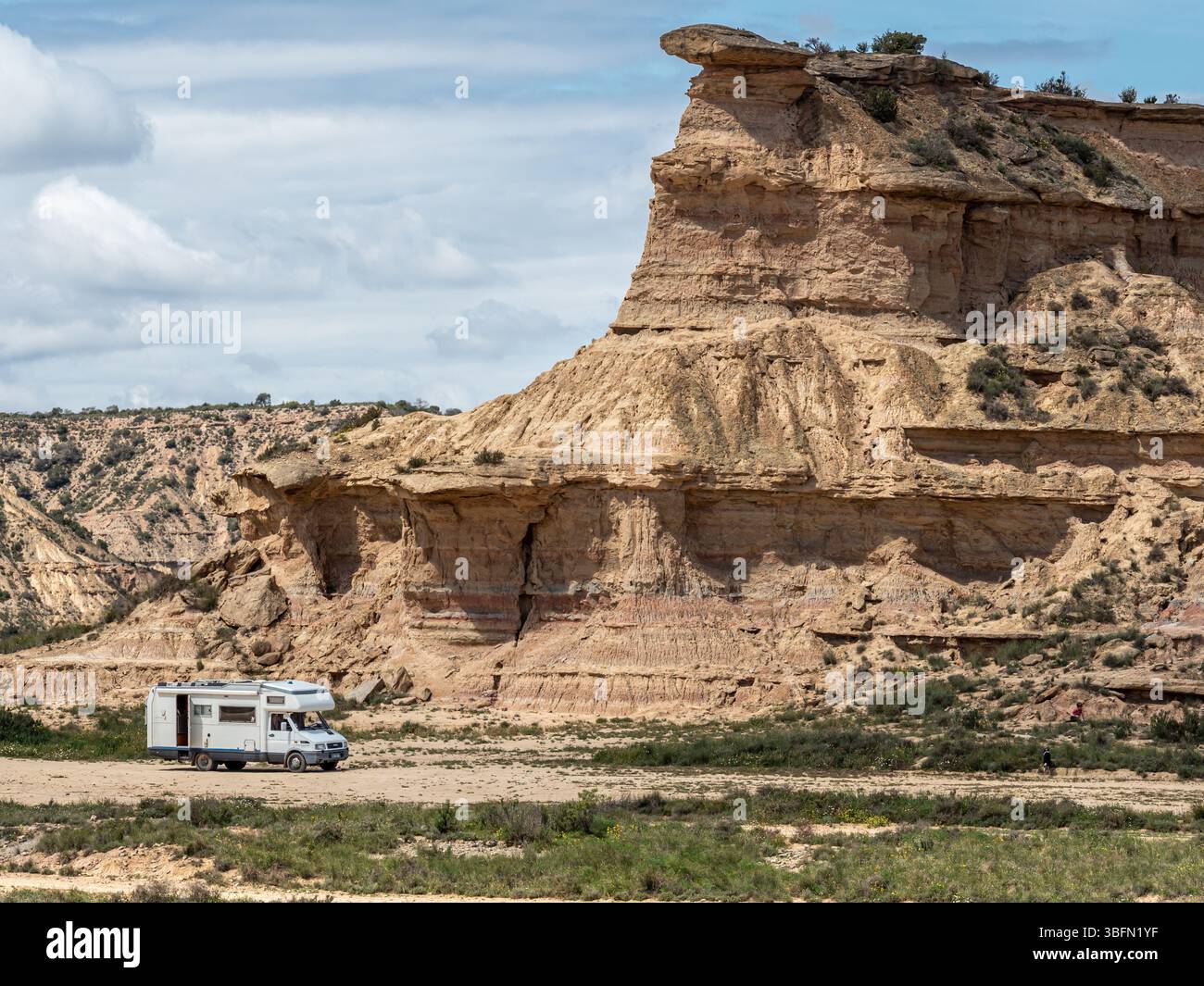 Camping-car, désert, formation rocheuse Tozal Colasico, grès coloré, route de gravier Ruta Jubierre, Desierto de los Monegros, Espagne Banque D'Images