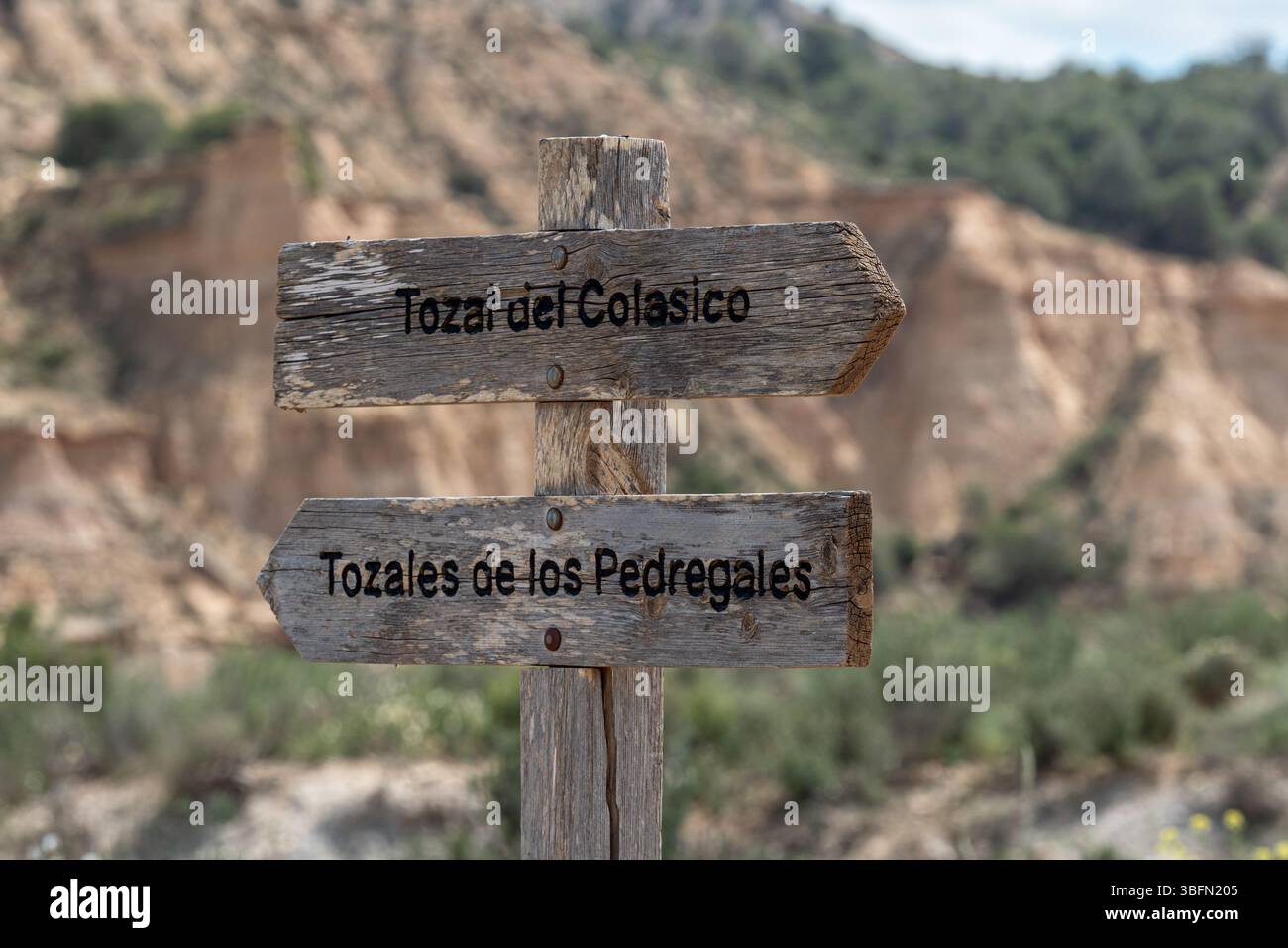 Panneau indiquant les formations rocheuses de grès, route de gravier Ruta Jubierre, Desierto de los Monegros, Espagne Banque D'Images