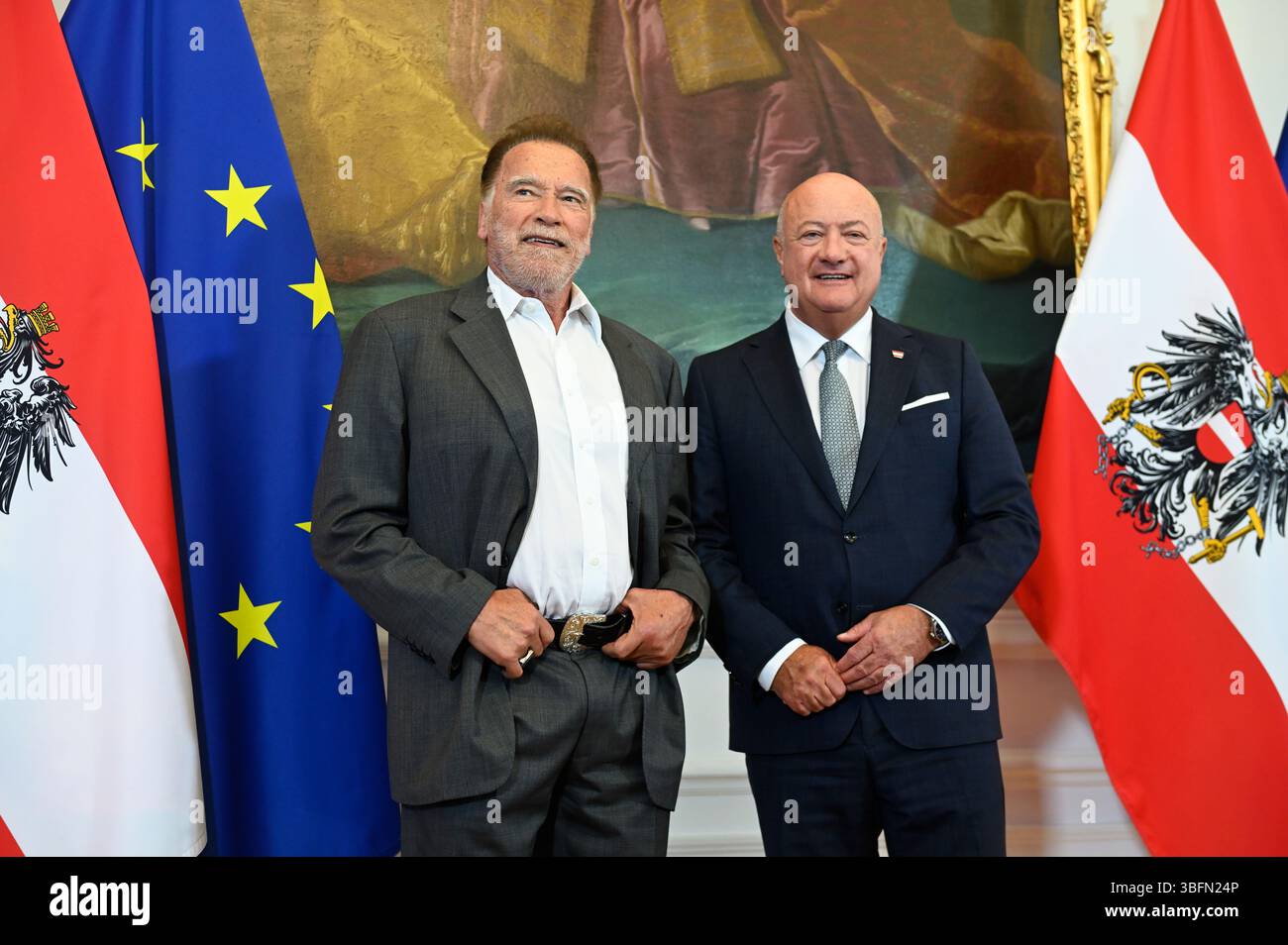 Vienne, Autriche. 02 juin 2025. Le Chancelier fédéral Christian stocker accueille Arnold Schwarzenegger à la Chancellerie fédérale lors du Sommet mondial autrichien. Crédit : Franz PERC/Alamy Live News Banque D'Images