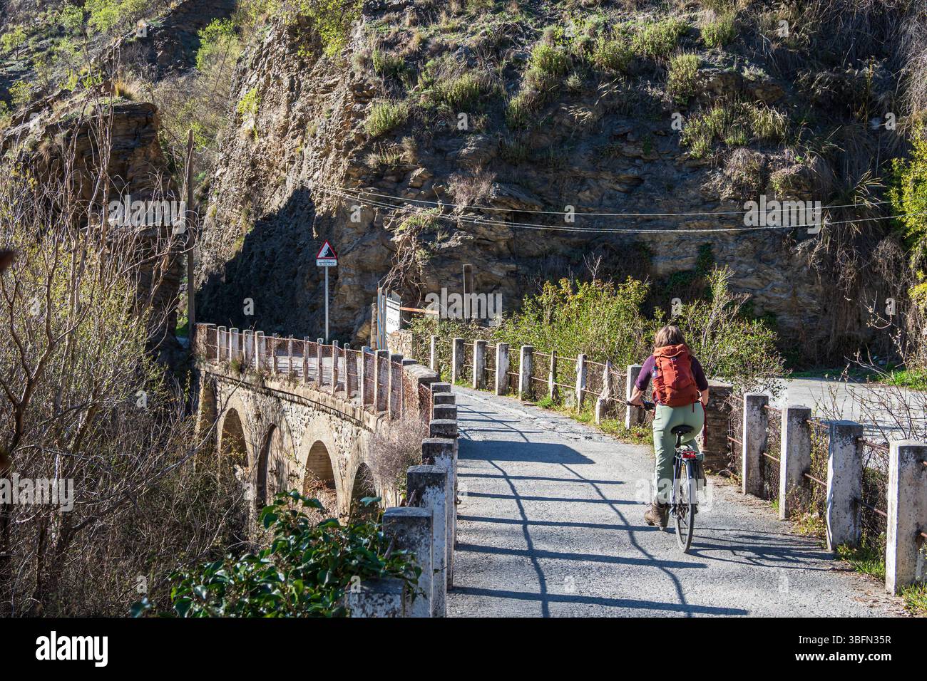Cycliste sur la Tranvía de Sierra Nevada, ancienne voie ferrée, menant à la piste Vereda de la Estrella, Sierra Nevada, Andalousie, Espagne Banque D'Images