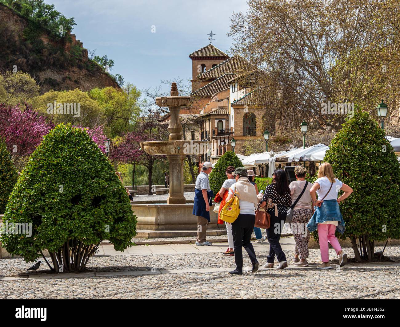 Touristes sur la Placa al Padre Manjón, centre de Grenade, début du printemps, Grenade, Andalousie, Espagne Banque D'Images