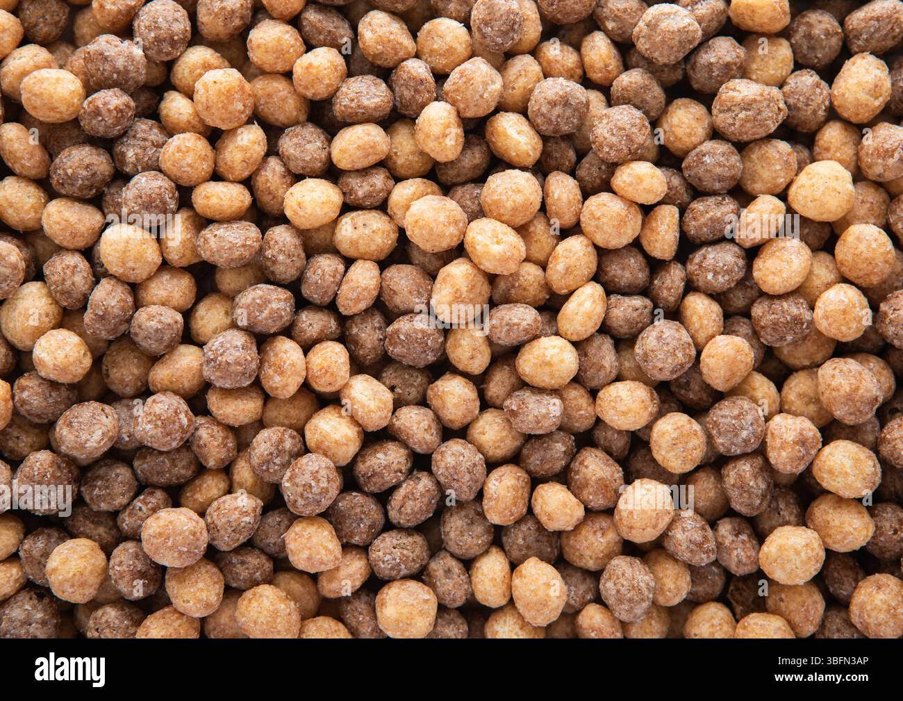 Beurre d'arachide croustillant et choux au chocolat céréales de petit déjeuner texturées macro shot. Banque D'Images