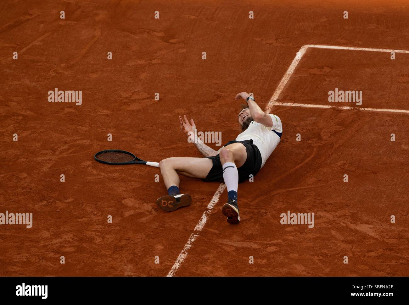 Alexander Bublik célèbre match point lors de son match en simple masculin de 4e tour contre Jack Draper le neuvième jour de l’Open de France 2025 à Roland Garros, Paris en France. Date de la photo : lundi 2 juin 2025. Banque D'Images