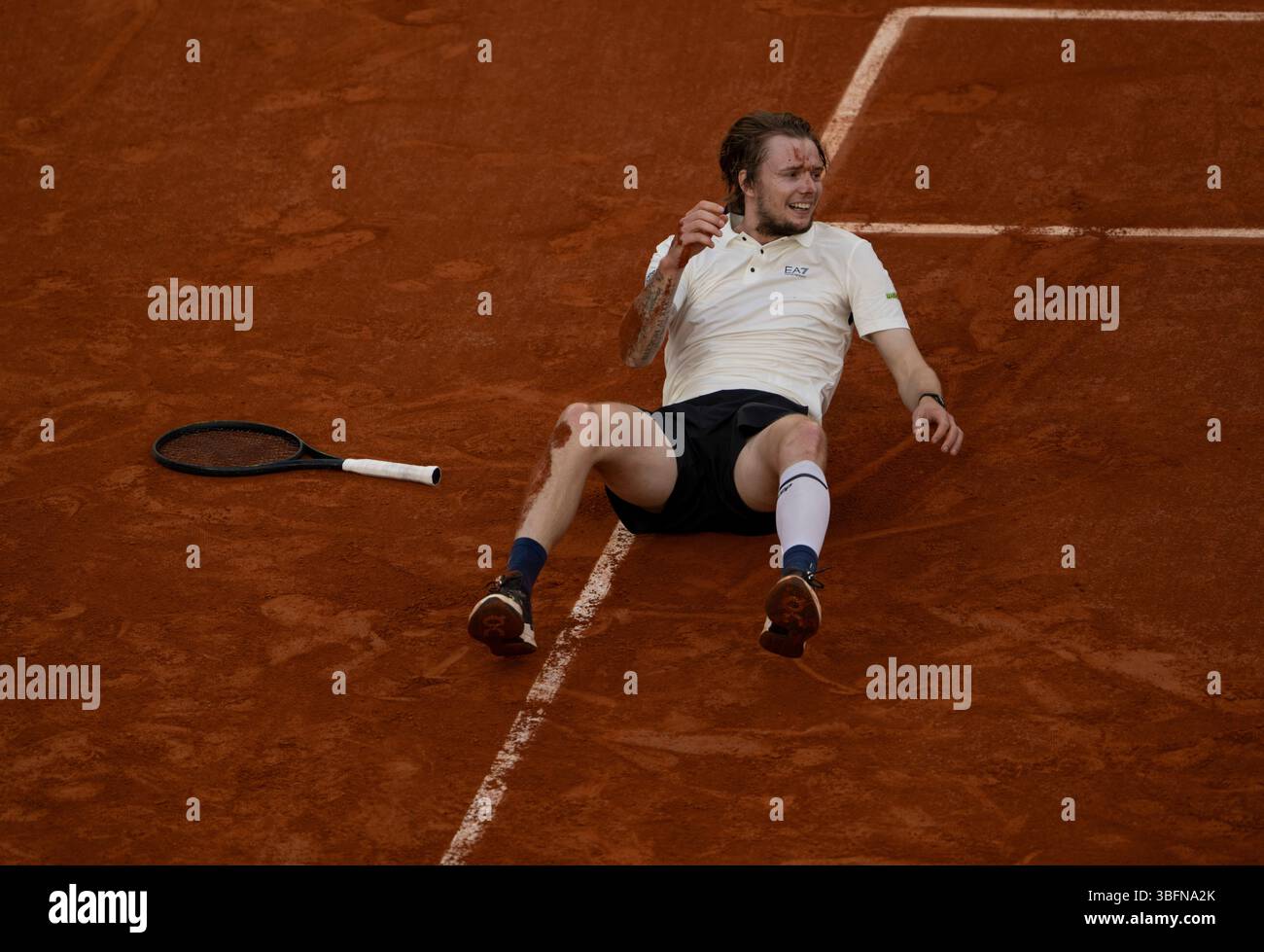 Alexander Bublik célèbre match point lors de son match en simple masculin de 4e tour contre Jack Draper le neuvième jour de l’Open de France 2025 à Roland Garros, Paris en France. Date de la photo : lundi 2 juin 2025. Banque D'Images