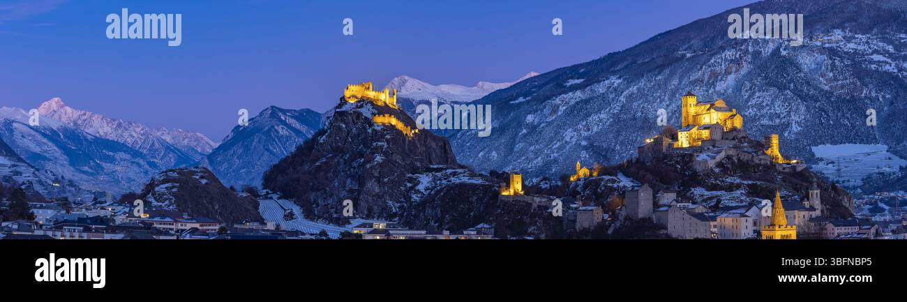 Sion, Switezrland - décembre 25. 2024 : Panorama des châteaux suisses de la basilique de Valère et du Tourbillon à Sion - canton du Valais, Suisse Banque D'Images