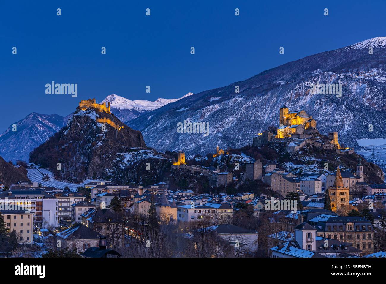Sion, Switezrland - décembre 25. 2024 : les châteaux suisses jumeaux de la basilique de Valère et du Tourbillon à Sion - le canton du Valais, Suisse Banque D'Images