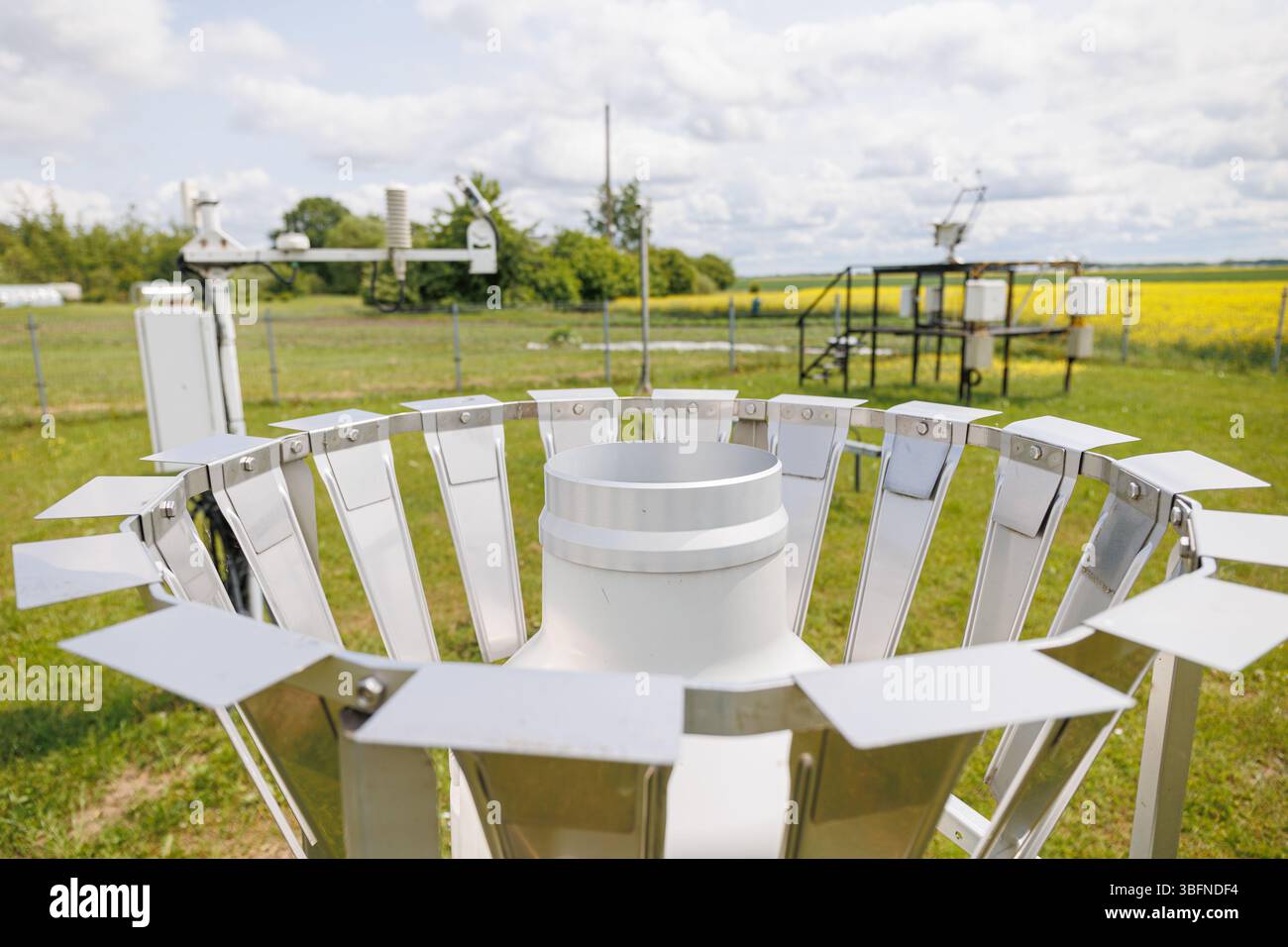 Gros plan d'un pluviomètre à une station météorologique utilisée pour mesurer les précipitations dans un champ rural. Photo de haute qualité Banque D'Images