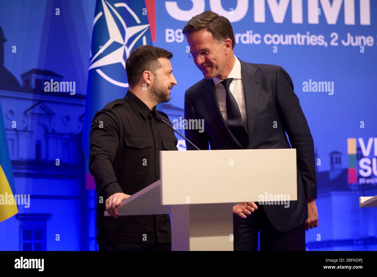Vilnius, Lituanie. 02 juin 2025. Le secrétaire général de l'OTAN Mark Rutte, à droite, murmure au président ukrainien Volodymyr Zelenskyy, à gauche, lors d'une conférence de presse conjointe à l'issue du sommet de Vilnius au Palais des grands-ducs de Lituanie, le 2 juin 2025 à Vilnius, Lituanie. Crédit : Bureau de presse présidentiel ukrainien/Président ukrainien/Alamy Live News Banque D'Images