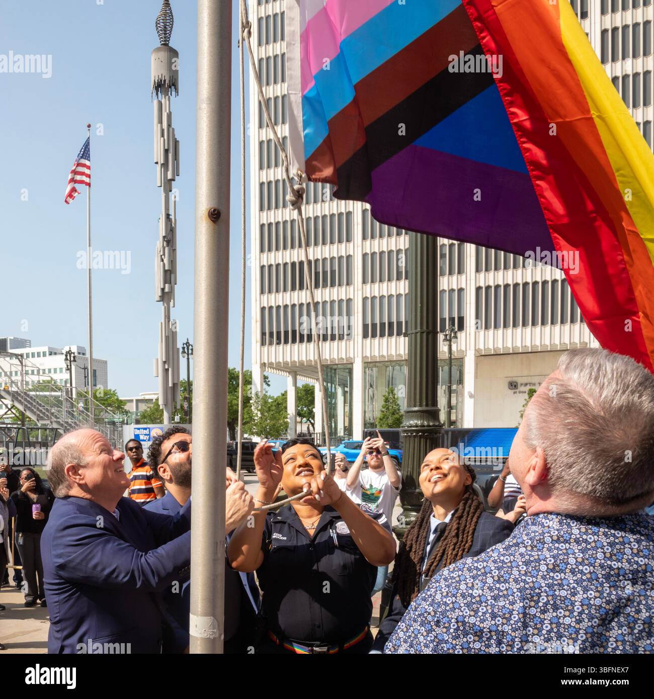 Detroit, Michigan, États-Unis. 2 juin 2025. La ville de Détroit célèbre le mois de la fierté LGBTQ, en commençant par un drapeau levé sur Spirit Plaza, à l'extérieur du centre municipal de la ville. Le maire Mike Duggan (à gauche) se joint à la levée du drapeau. Crédit : Jim West/Alamy Live News Banque D'Images