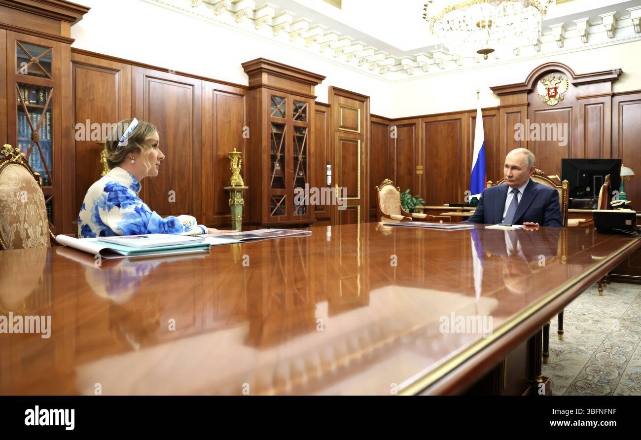 Moscou, Russie. 02 juin 2025. Le président russe Vladimir Poutine, écoute la commissaire présidentielle aux droits de l'enfant Maria Lvova-Belova, lors d'une réunion en face à face au Kremlin, le 2 juin 2025 à Moscou, en Russie. Crédit : Gavriil Grigorov/Kremlin Pool/Alamy Live News Banque D'Images